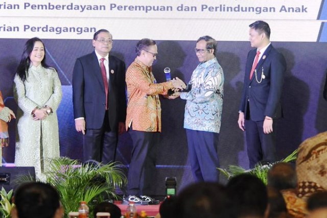 Penghargaan diserahkan langsung oleh Menteri Koordinator Bidang Politik, Hukum, dan Keamanan Mahfud MD pada Rabu (14/12/2022) pagi. (Foto: Rupbasan Kelas I Banjarmasin Kemenkumham Wilayah Kalsel)