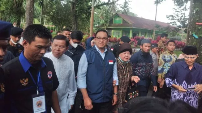 Anies Baswedan kunjungi sekolah bersejarah di Sumbar, INS Kayutaman. (Foto: Suara.com/B Rahmat)