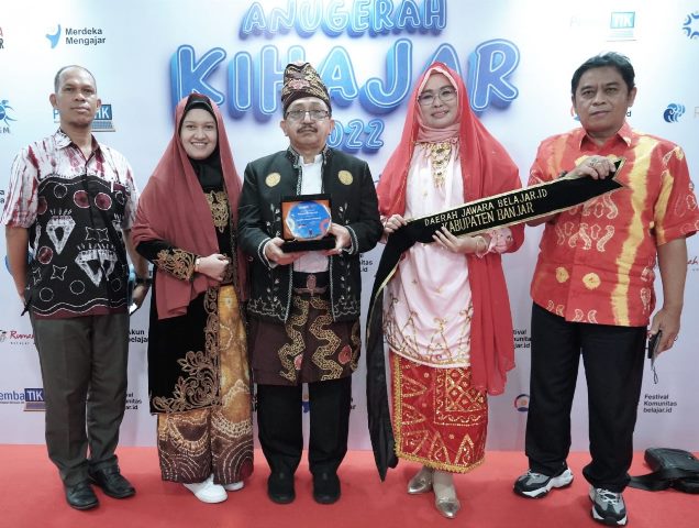 Wakil Bupati Kabupaten Banjar Said Idrus Al-Habsyie (tengah) menerima penghargaan di bidang pendidikan yaitu Anugerah “Kihajar” 2022, Rabu (30/11/2022) di Jakarta (Foto: Kominfo Kabupaten Banjar)