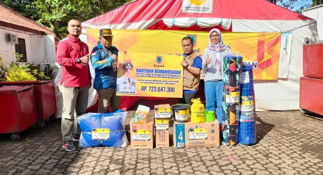 Bantuan Pemerintah Provinsi Kalimantan Selatan untuk korban gempa bumi di Cianjur, Jawa Barat, diterima pemerintah setempat, Jumat (16/12/2022). (Foto: Adpim Setdaprov Kalsel)