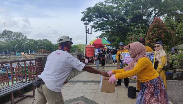 Aksi peduli kemanusiaan relawan Sobat Anies Kalsel untuk korban gempa Cianjur, Minggu (4/12/2022) di kawasan Siring Menara Pandang di Banjarmasin. (Foto: Katajari.com)