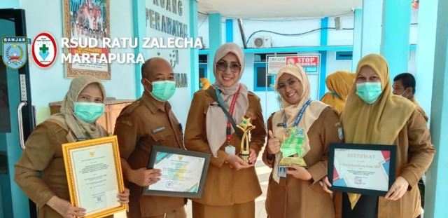 Tenaga Kesehatan Teladan (Nakesdan) Tingkat Nasional, Dwi Retmasushanty Arsini, SKM bersama rekan kerja di RSUD Ratu Zalecha Martapura, Selasa (6/12/2022). (Foto: Humas RSUD Ratu Zalecha Martapura)
