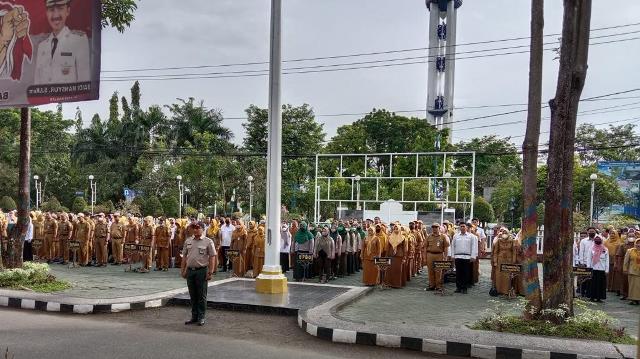 Apel kerja gabungan lingkup Pemerintah Kabupaten Banjar, Senin (26/12/2022) di halaman Kantor Bupati Banjar. (Foto: Kominfo Kabupaten Banjar)