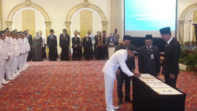 Kepala desa terpilih tandatangan berita acara disaksikan Bupati Banjar H Saidi Mansyur, Sekda Banjar H Hilman, Kepala Dinas PMD Kabupaten Banjar H Syahrialludin, Kamis (29/12/2022). (Foto: Katajari.com)
