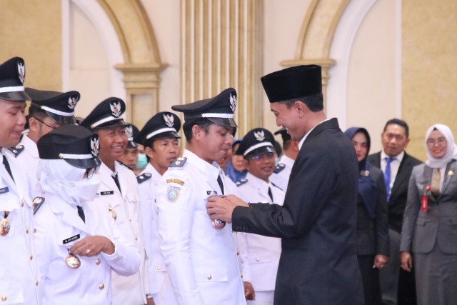 Pambakal Pekauman Hj Siti Aisyah (dua kiri) dengan tanda pangkat dan jabatan, Kamis (29/12/2022). (Foto: Kominfo Kabupaten Banjar)
