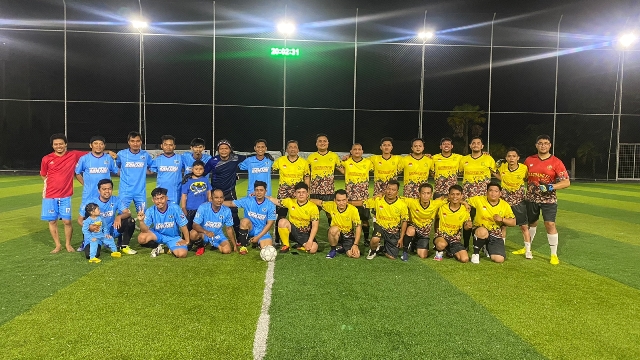 Tim soccer Jurnalis Kabupaten Banjar tanding persahabatan dengan Kejari Banjar, Jumat (30/12/2022) malam di lapangan mini soccer kawasan Q Mall Kota Banjarbaru. (Foto: Kominfo Kabupaten Banjar)