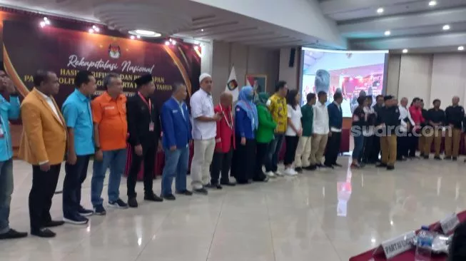 KPU RI resmi mengumumkan hanya 17 partai politik dinyatakan lolos sebagai peserta Pemilu 2024 usai menjalani proses verifikasi. (Foto: Suara.com/Bagaskara)