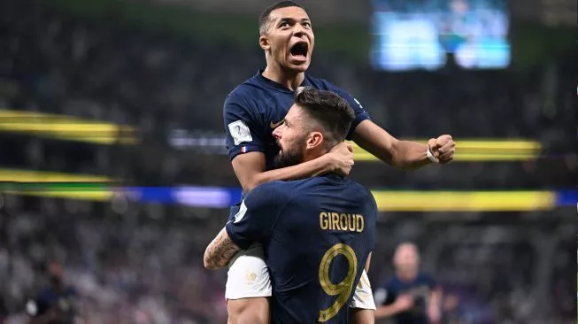 Penyerang Prancis Olivier Giroud dan Kylian Mbappe di Stadion Al-Thumama, Doha, Qatar, Minggu (4/12/2022). (Foto: Irill KUDRYAVTSEV/AFP)