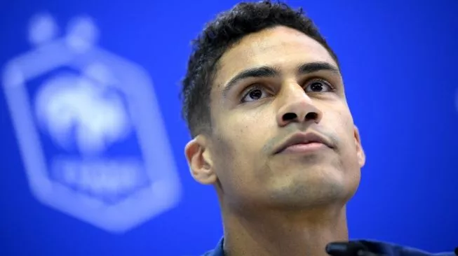 Bek Timnas Prancis, Raphael Varane menghadiri konferensi pers jelang laga semifinal Piala Dunia 2022 kontra Maroko. (Foto: FRANCK FIFE/AFP)