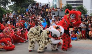 Sejumlah seniman beraksi memainkan barongsai saat berlangsungnya Car Free Day di Bundaran Hotel Indonesia, Jakarta, Minggu (26/1/2022). (Foto: Suara.com/Alfian Winanto)