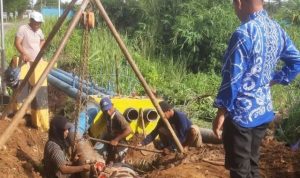 Pekerjaan pemasangan koneksi pipa 200 mm Zona BLK bulan lalu di jembatan arah Booster Muslimin. (Foto: Humas PT Air Minum Intan Banjar)