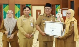 Gubernur Kalsel H Sahbirin Noor serahkan penghargaan kepada Kepala Dishut Kalsel Fathimatuzzahra, Senin (2/1//2023) di gedung KH. Ideham Chalid, komplek perkantoran Setda Prov Kalsel Banjarbaru. (Foto: Dishut Kalsel)