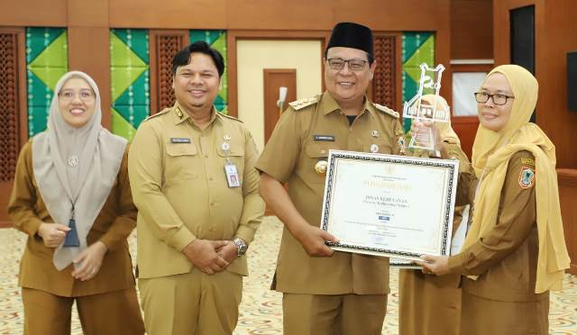 Gubernur Kalsel H Sahbirin Noor serahkan penghargaan kepada Kepala Dishut Kalsel Fathimatuzzahra, Senin (2/1//2023) di gedung KH. Ideham Chalid, komplek perkantoran Setda Prov Kalsel Banjarbaru. (Foto: Dishut Kalsel)