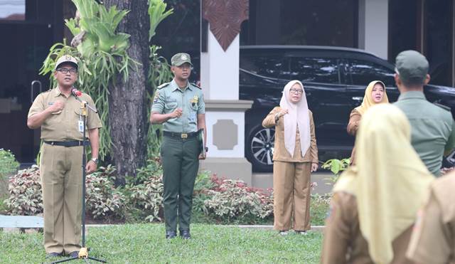 Kepala Bidang PDASRHL Dishut Kalsel) Alip Winarto memimpin apel Senin (16/1/2023) pagi di halaman kantor setempat. (Foto: Dishut Kalsel)