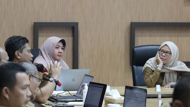 Dishut Kalsel rapat peningkatan potensi PAD bersama UPTD lingkup Dishut Kalsel dipimpin Kepala Dishut Kalsel Hj Fathimatuzzahra ini dilaksanakan di Aula Rimbawan 1 Dishut Kalsel, Senin, (9/1/2023). (Foto: Dishut Kalsel)