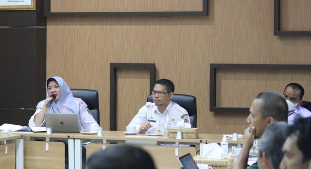 Sekretaris Dishut Kalsel Kinta Ambarasti membuka acara kegiatan pendampingan pengadaaan barang dan jasa Tahun 2023, Rabu (11/1/2023). (Foto: Dishut Kalsel)