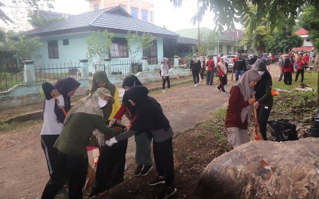 Aksi kebersihan rutin dilaksanakan jajaran Dinas Kehutanan Kalsel, Kamis (12/1/2023). (Foto: Dinas Kehutanan Kalsel)