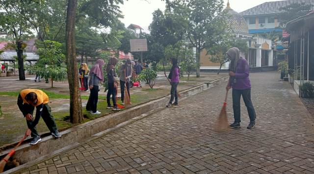 kerja bakti di kantor Dinas Kehutanan Kalimantan Selatan, Selasa (24/1/2023) di Banjarbaru. (Foto: Dishut Kalsel)