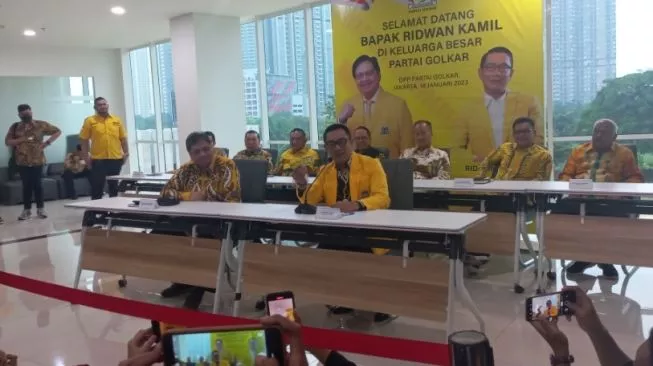 Airlangga Hartarto memperkenalkan Ridwan Kamil menjadi kader baru Partai Golkar di Kantor DPP Partai Golkar, Slipi, Jakarta Barat, Rabu (18/1/2023). (Foto: Suara.com/Bagaskara)