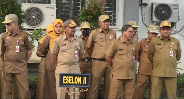 Apel kerja gabungan lingkup Pemerintah Kabupaten Banjar kembali digelar di halaman Kantor Bupati Banjar, Martapura, Senin (16/1/2023) pagi. (Foto: Kominfo Kabupaten Banjar)