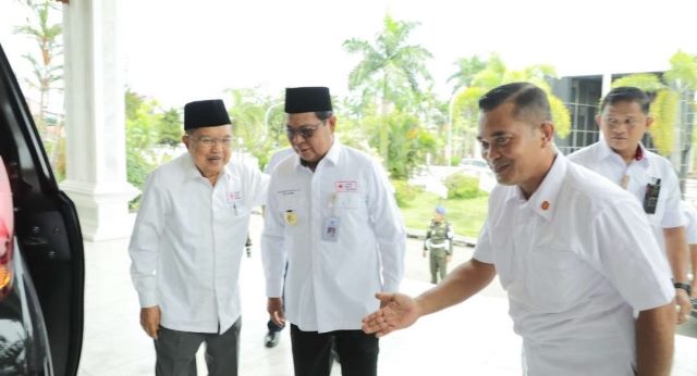 Jusuf Kalla dan Paman Birin saling bertegur sapa, Rabu (18/1/223) di Gedung Mahligai Pancasila di Kota Banjarmasin. (Foto: Adpim Setdaprov Kalsel)