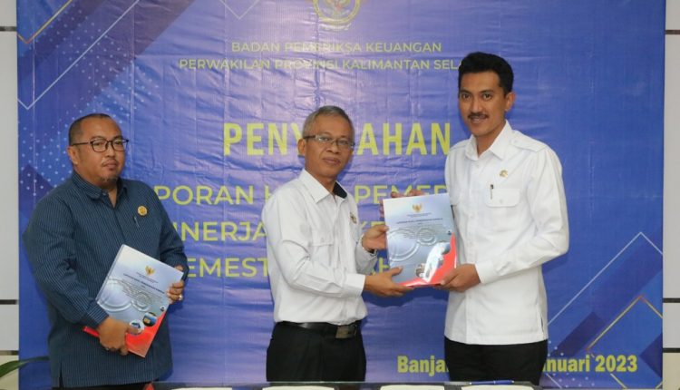 LHP diserahkan Kepala Badan Pemeriksa Keuangan (BPK) perwakilan Provinsi Kalimantan Selatan Rahmadi kepada Bupati Kabupaten Banjar H Saidi Mansyur, Rabu (18/1/2023) pagi di Banjarbaru. (Foto: Kominfo Kabupaten Banjar)