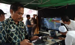 Kepala DKISP Kabupaten Banjar HM Aidil Basit memantau kesiapan personil dan peralatan di lokasi haul, Kamis (26/1/2023). (Foto: Kominfo Kabupaten Banjar)