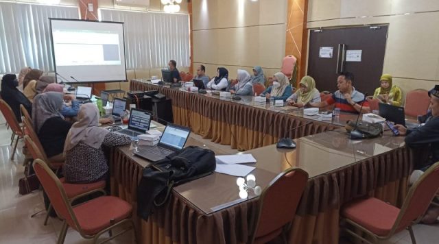 Rapat Pembahasan Identifikasi Risiko Strategis Pemerintah Daerah, Senin (16/1/2023) di aula Bauntung Bappedalitbang Kabupaten Banjar. (Foto: Bappedalitbang Kabupaten Banjar)