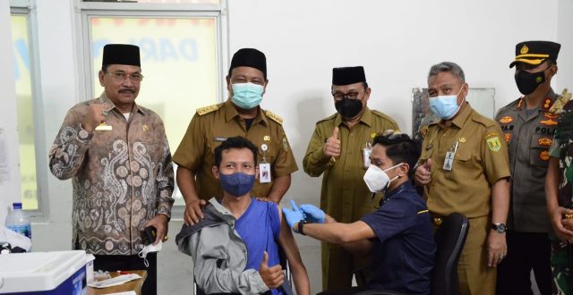 Gubernur Kalimantan Selatan, Sahbirin Noor bersama Ketua DPRD Kalsel Supian HK saat meninjau pelaksanan vaksinasi bergerak ramadan di Kabupaten Tabalong, Senin (11/4/2022). (Foto: MC Kalsel)