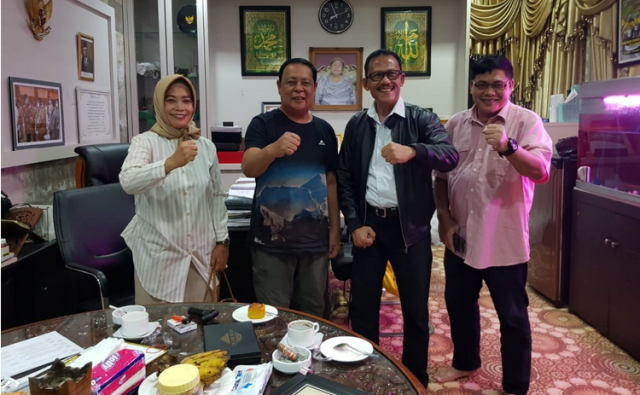 Kakanwil Kemenkumham Kalsel bersama jajaran berkunjung ke kediaman pribadi Gubernur, Minggu (15/1/2023) malam. (Foto: Setdaprov Kalsel)