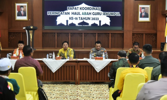 Sekretaris Daerah Provinsi Kalimantan Selatan Roy Rizali Anwar  memimpin rapat koordinasi peringatan haul ke-18 Guru Sekumpul di Aula Idham Chalid Perkantoran Pemprov, Kamis (12/1/2023). (Foto: Setdaprov Kalsel)