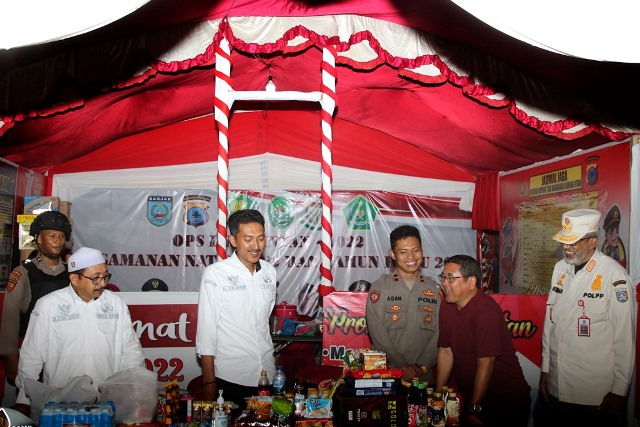 Bupati Banjar H Saidi Mansyur dan Wabup Said Idrus Al Habsyi di persimpangan obyek wisata Tahura Mandiangin Kecamatan Karang Intan, Sabtu ( 31/12/2022) malam. (Foto: Kominfo Kabupaten Banjar)