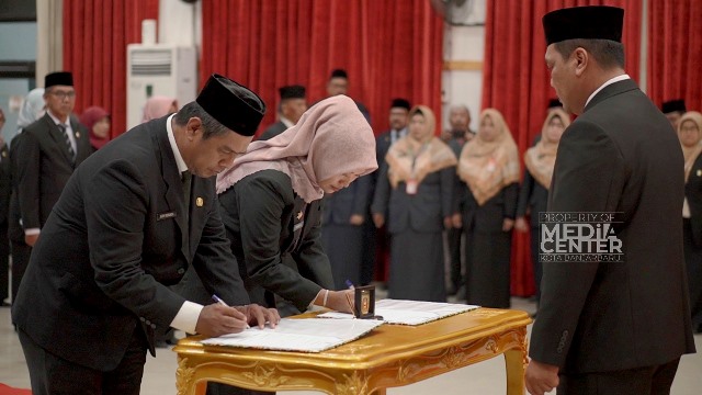 Wali Kota Banjarbaru Aditya Mufti Ariffin saksikan penandatangan berita acara pelantikan dan pengambilan sumpah/janji kepada pejabat adminstrator dan pengawas, Kamis (5/1/2023) di Banjarbaru. (Foto: MedCen Bjb)