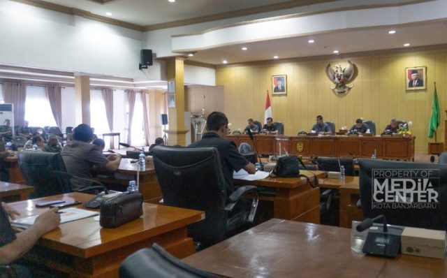 Rapat paripurna bertempat di Ruang Graha Paripurna Lt. 3 Gedung DPRD Kota Banjarbaru, Senin (16/01/2023). (Foto: Media Center Kota Banjarbaru)