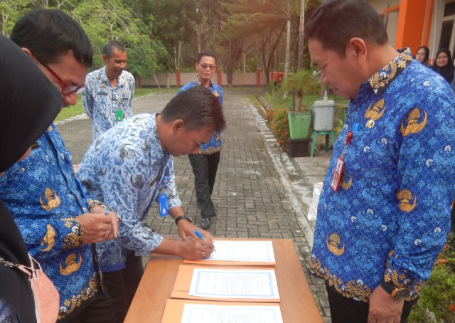 Kepala Pelaksana BPBD Kabupaten Banjar Warsita SHut MP saksikan pakta integritas dan perjanjian kinerja, Selasa (17/1/2023) pagi. (Foto: BPBD Kabupaten Banjar)