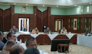 Sekdaprov Kalsel Roy memimpin rapat pemantapan haul akbar ke 18 Guru Sekumpul di Gedung Idham Chalid, Jumat (20/1/2023) siang. (Foto: Kominfo Kabupaten Banjar)