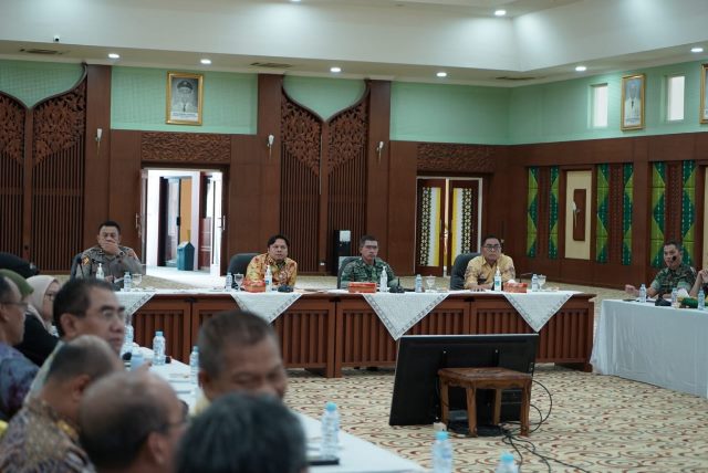 Sekdaprov Kalsel Roy memimpin rapat pemantapan haul akbar ke 18 Guru Sekumpul di Gedung Idham Chalid, Jumat (20/1/2023) siang. (Foto: Kominfo Kabupaten Banjar)
