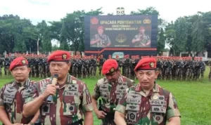 Panglima TNI Laksamana TNI Yudo Margono didampingi Kapolri Jenderal Listyo Sigit Prabowo saat memberikan keterangan pers usai menerima Baret Merah, Brevet Komando dan Pisau Komando dari Kopassus di Mako Kopassus, Cijantung, Jakarta Timur, Selasa (27/12/2022). (Foto: ANTARA/Syaiful Hakim)