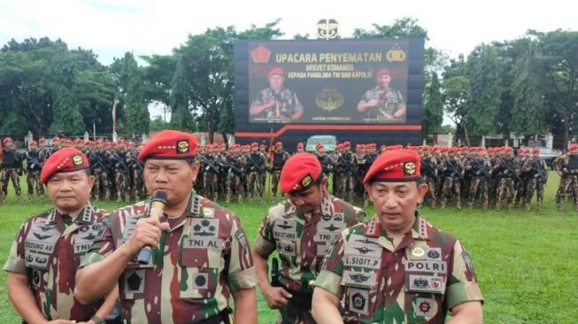 Panglima TNI Laksamana TNI Yudo Margono didampingi Kapolri Jenderal Listyo Sigit Prabowo saat memberikan keterangan pers usai menerima Baret Merah, Brevet Komando dan Pisau Komando dari Kopassus di Mako Kopassus, Cijantung, Jakarta Timur, Selasa (27/12/2022). (Foto: ANTARA/Syaiful Hakim)