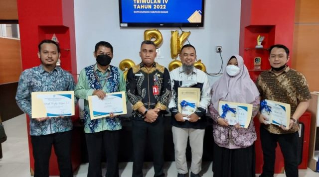 Kepala Bappedalitbang Kabupaten Banjar HM Riza Dauly (tiga kiri) dengan pegawai berprestasi, Kamis (5/1/2023). (Foto: Bappedalitbang Kabupaten Banjar)