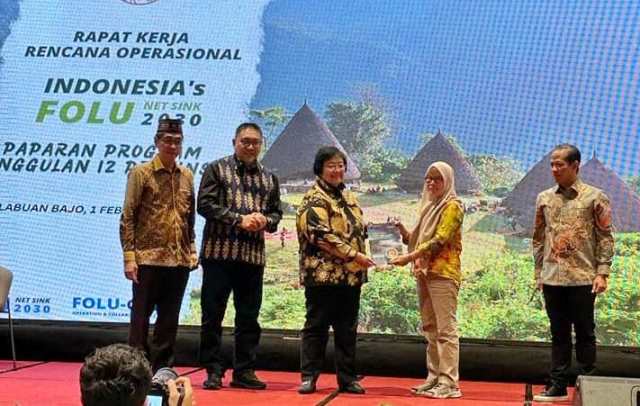 Kepala Dinas Kehutanan (Dishut) Kalsel Hj.Fathimatuzzahra (dua kanan) dalam acara Kick Off dan Sosialisasi Sub Nasional Indonesia’s FOLU Net Sink 2030, di Hotel Meruorah Kawasan Marina Labuan Bajo, Nusa Tenggara Timur, Rabu (1/2/2023). (Foto: Dishut Kalsel/Katajari.com)