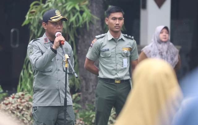 Kabid PKSDAE Pantja Satata memimpin apel Senin (6/2/2023) pagi. (Foto: Dishut Kalsel/Katajari,com)