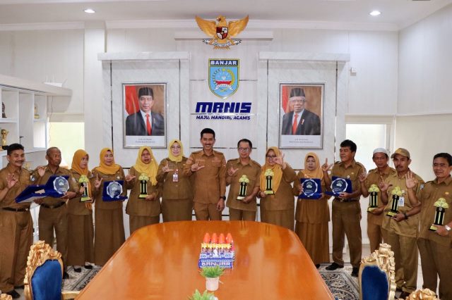 31 sekolah di Kabupaten Banjar raih Adiwiyata, Senin (6/2/2023). (Foto: Kominfo Kabupaten Banjar)