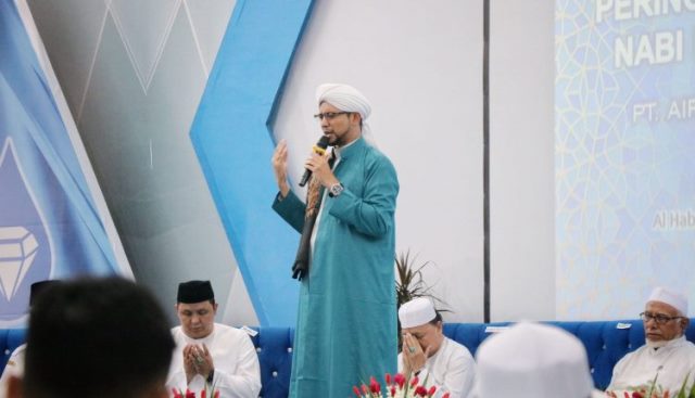 Habib Husein tausiyah pada peringatan Isra Miraj Nabi Muhamamd SAW di PT Air Minum Intan Banjar (Perseroda) di aula kantor di Jalan Pangeran Hidayatullah Kota Banjarbaru, Rabu (15/2/2023) pagi. (Foto: Kominfo Kabupaten Banjar)