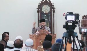Ketua Majelis Syuro Partai Ummat Prof. Dr. H. Muhammad Amien Rais, M.A di Masjid At Taqwa, Pakauman Ulu Martapura Timur, Minggu (19/2/2023). (Foto: Metropaginews.com)