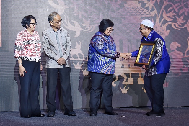 Wakil Bupati Banjar Said Idrus Al Habsyie (kanan) menerima sertifikat Adipura 2022, bertempat di Auditorium Dr Soedjarwo, Gedung Manggala Wanabakti, Jakarta Pusat, Selasa (28/2/2023). (Foto: Kominfo Kabupaten Banjar/Katajari.com)