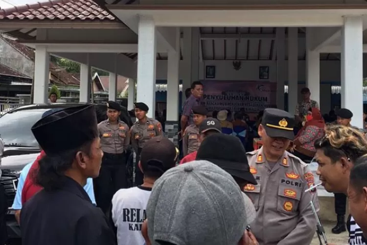 Balai Desa Kaliasri, Kecamatan Kalipare, Kabupaten Malang dijaga polisi karena demonstrasi warga meminta Kades Kaliasri mencalonkan diri lagi dalam Pilkades. (Foto: Mardi Sampurno/Radar Malang)