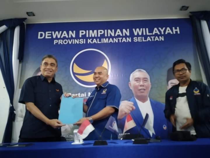 Darmawan Jaya menyerahkan berkas bakal calon anggota DPRD Prov Kalsel ke DPW Partai NasDem Kalsel, Kamis (2/2/2023) di Banjarbaru. (Foto: DPW Partai NasDem Kalsel)