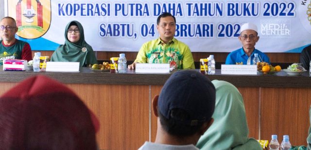 Wali Kota Banjarbaru HM Aditya Mufti Ariffin memimpin Rapat Anggota Koperasi Putra Daha tahun buku 2022, bertempat di Aula Kelurahan Landasan Ulin Selatan, Sabtu (04/02/2023). (Foto: Media Center Banjarbaru)