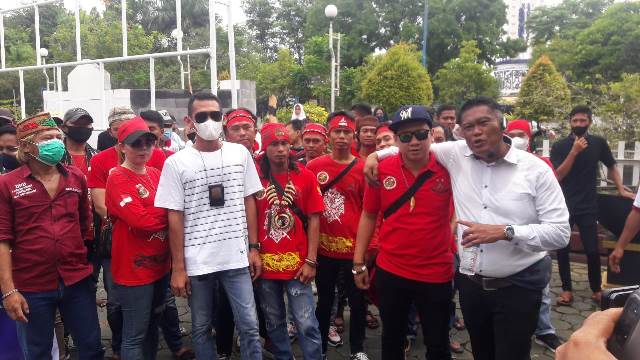 LSM KAKI Kalsel dan Pasukan Merah Perpedayak sampaikan aspirasi ke Pemkab Banjar, Kamis (9/2/2023) di Martapura. (Foto: Katajari.com)